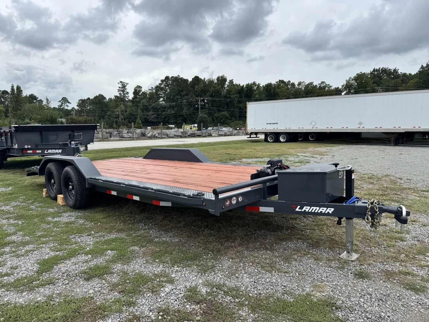 Car hauler rental Dallas - angle view of flatbed trailer